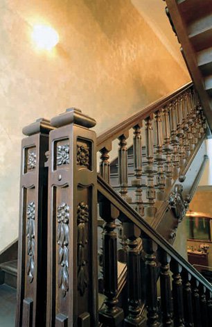 деревянная лестница в классическом интерьере