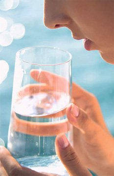 Женщина со стаканом питьевой воды